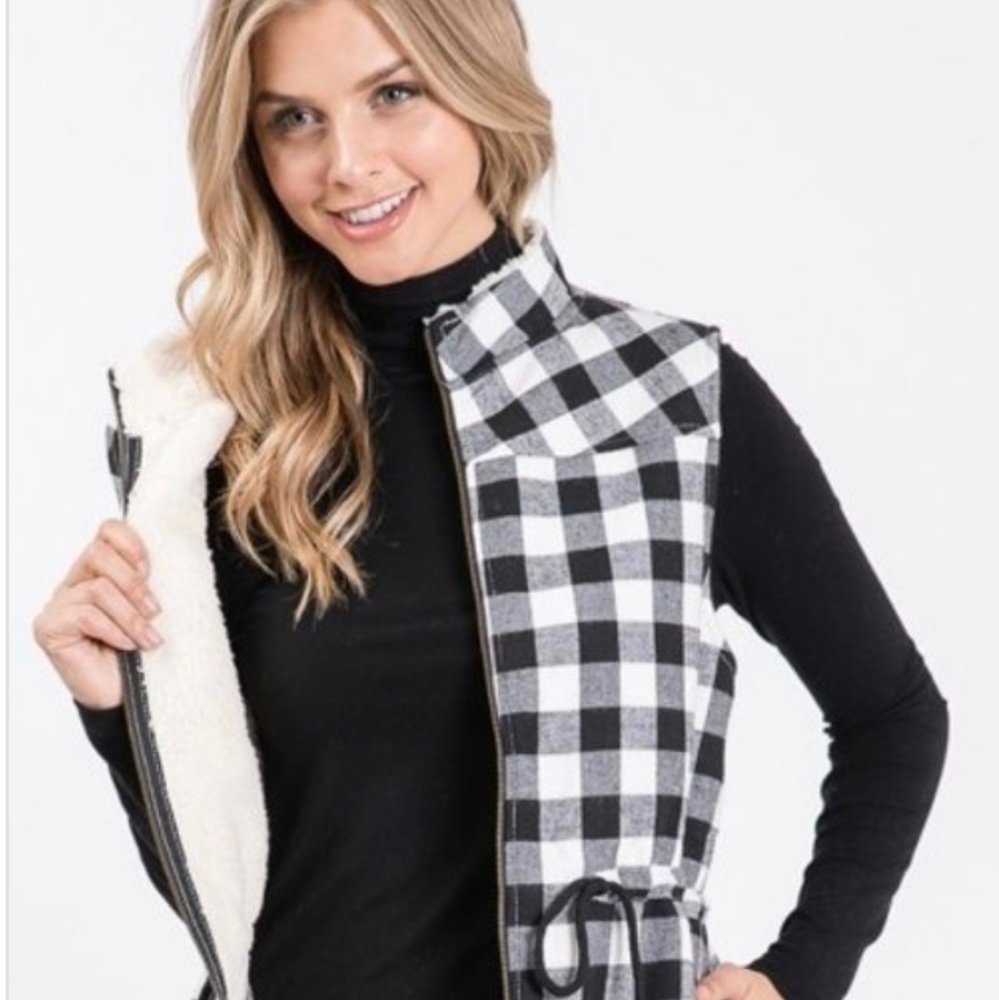 Last 1️⃣ Sherpa lined plaid vest